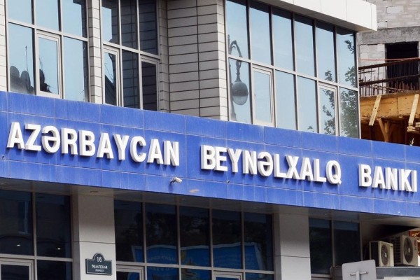 "Beynəlxalq Bank"ın sabiq şöbə müdiri məhkəmə zalında həbs olundu